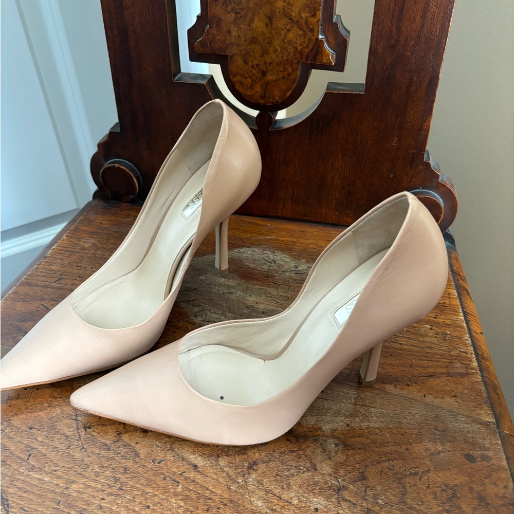 Guess bone coloured pumps. Never worn